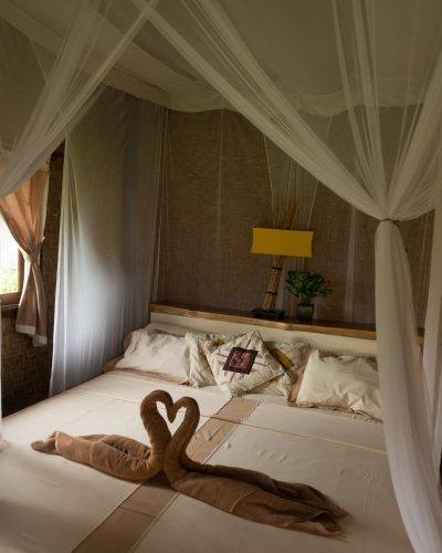 bed-with-canopy-min